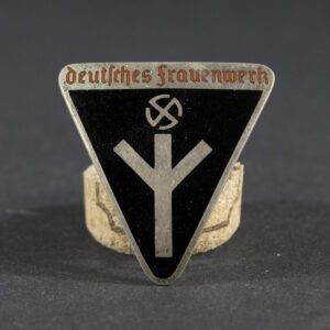 Deutsches Frauenwerk badge
