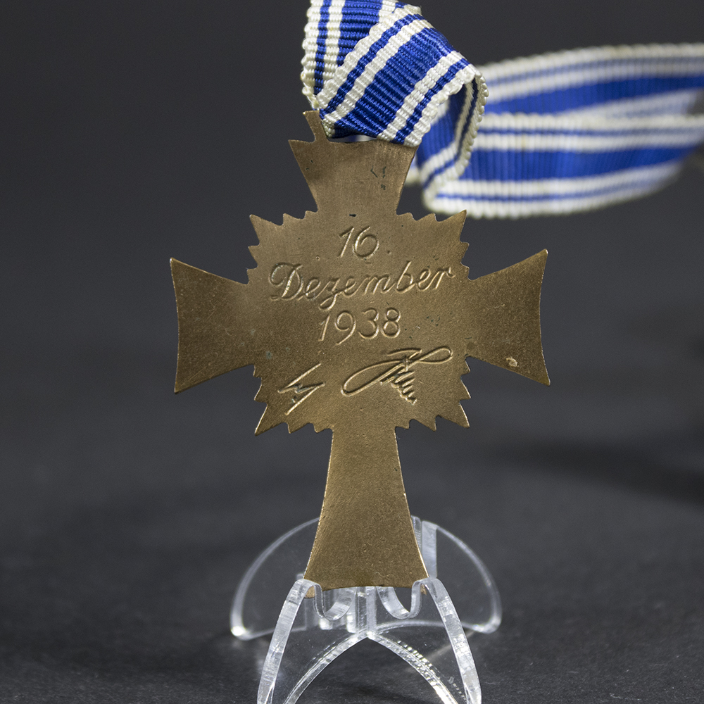 Bronze mothers cross with bag - Image 3