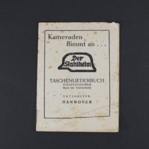 Front cover of the Taschenliederbuch für den Stahlhelm, featuring bold Gothic script and the slogan 'Kameraden stimmt an' used by the German nationalist veterans' organization Der Stahlhelm.