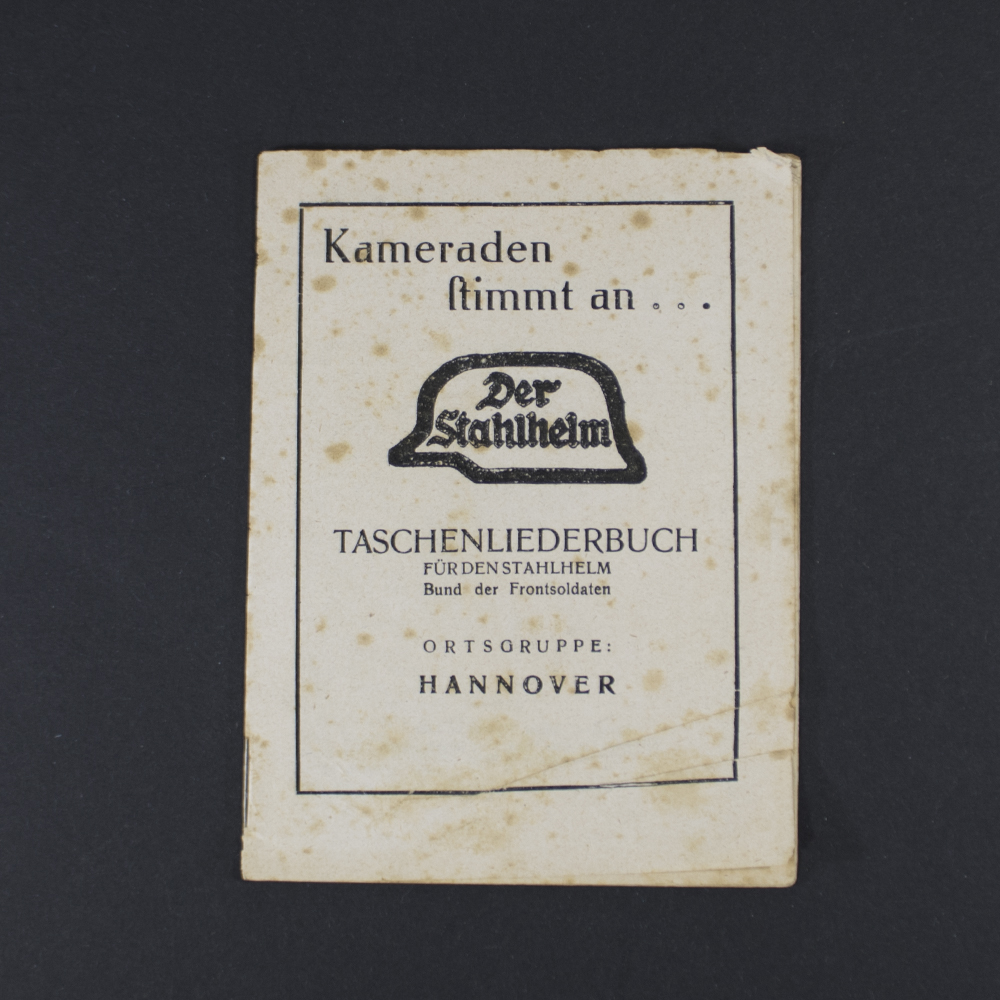 Front cover of the Taschenliederbuch für den Stahlhelm, featuring bold Gothic script and the slogan 'Kameraden stimmt an' used by the German nationalist veterans' organization Der Stahlhelm.