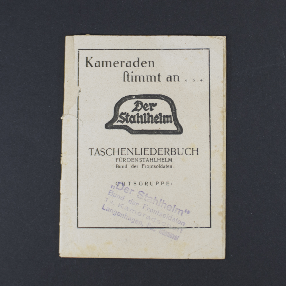 Front cover of the Taschenliederbuch für den Stahlhelm, featuring bold Gothic script and the slogan 'Kameraden stimmt an' used by the German nationalist veterans' organization Der Stahlhelm.