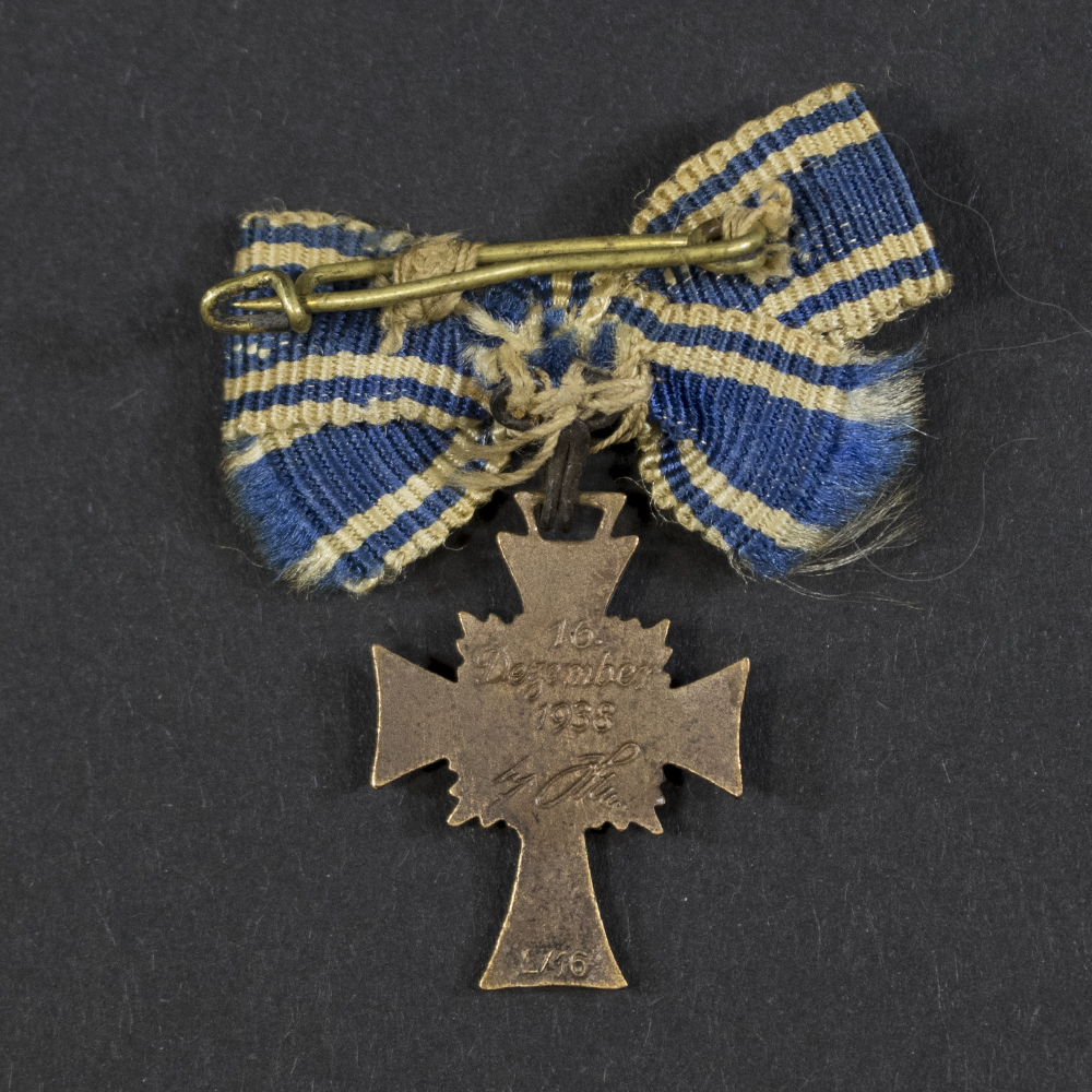 Back of the bronze miniatureGerman Mother’s Cross, displaying engraved date and signature. Marked L/16