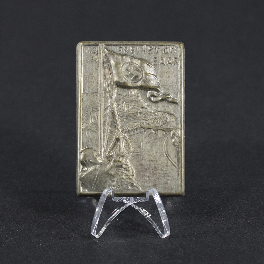Overview of a 1-3-1935 “Frei ist die Saar” commemorative tinnie, showing the small metal badge.