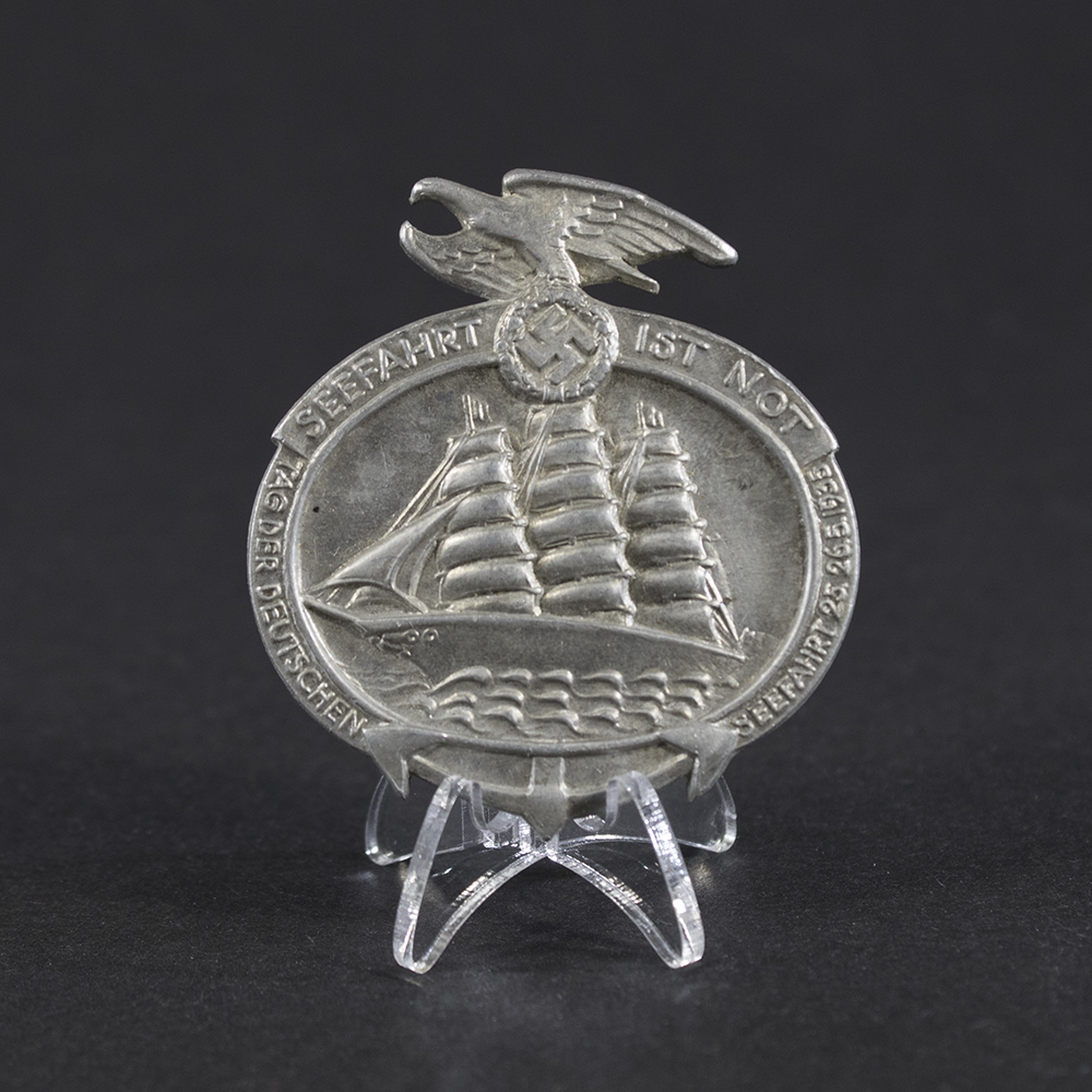 Overview of a German “Seefahrt ist Not” commemorative tinnie, showing the small metal badge.