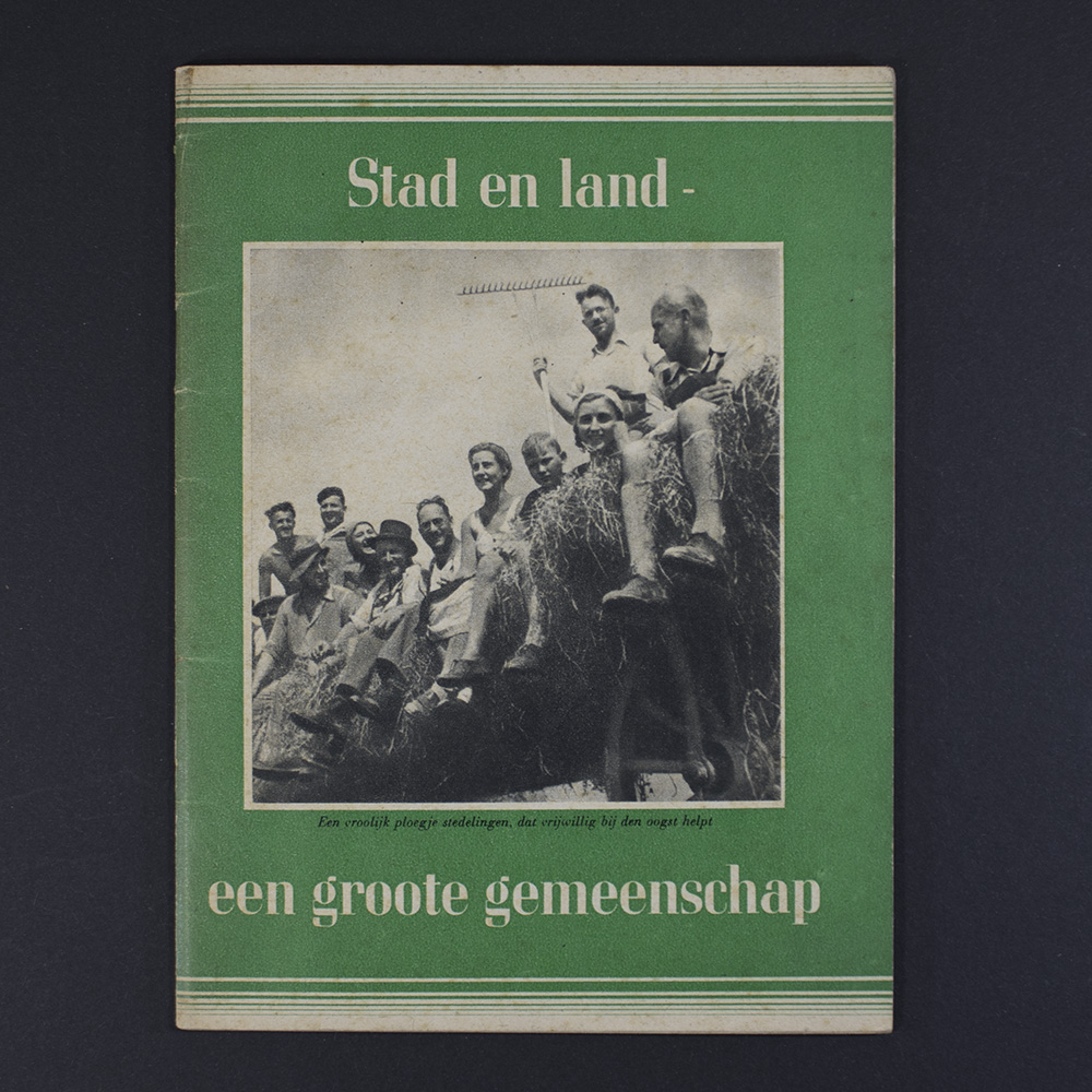 Front cover of the historical NSB magazine Stad en Land – een groote gemeenschap, showing period artwork and layout from World War II