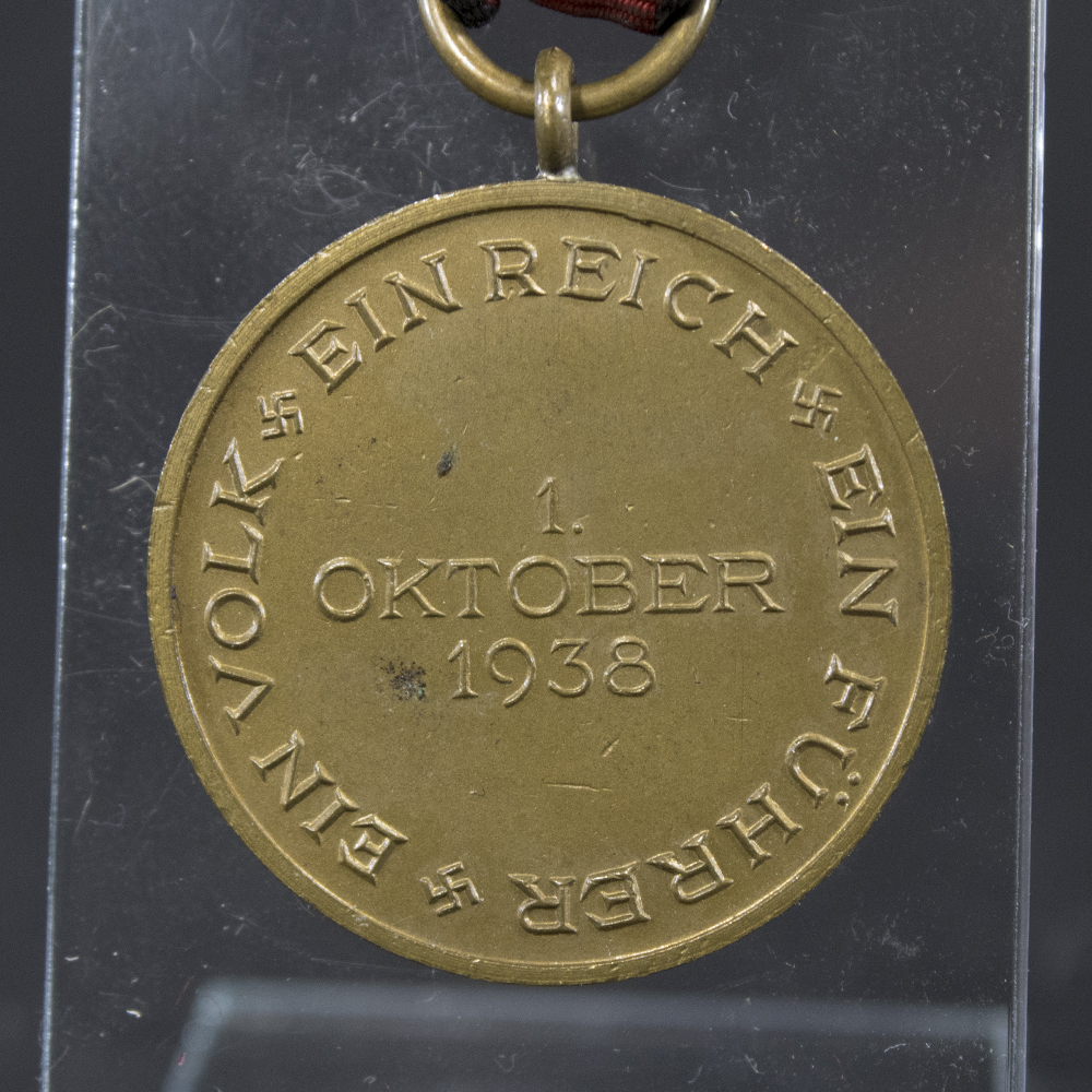 Close-up of the reverse side of the Sudetenland Occupation Medal, displaying the oak leaf wreath surrounding the date ‘1. Oktober 1938’