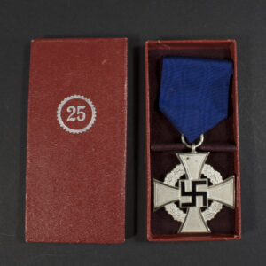 Overview of a WWII German Faithful Service Medal with its original case, showing the front and back of the medal side by side. The case is makered Wächtler und Lange on the inside