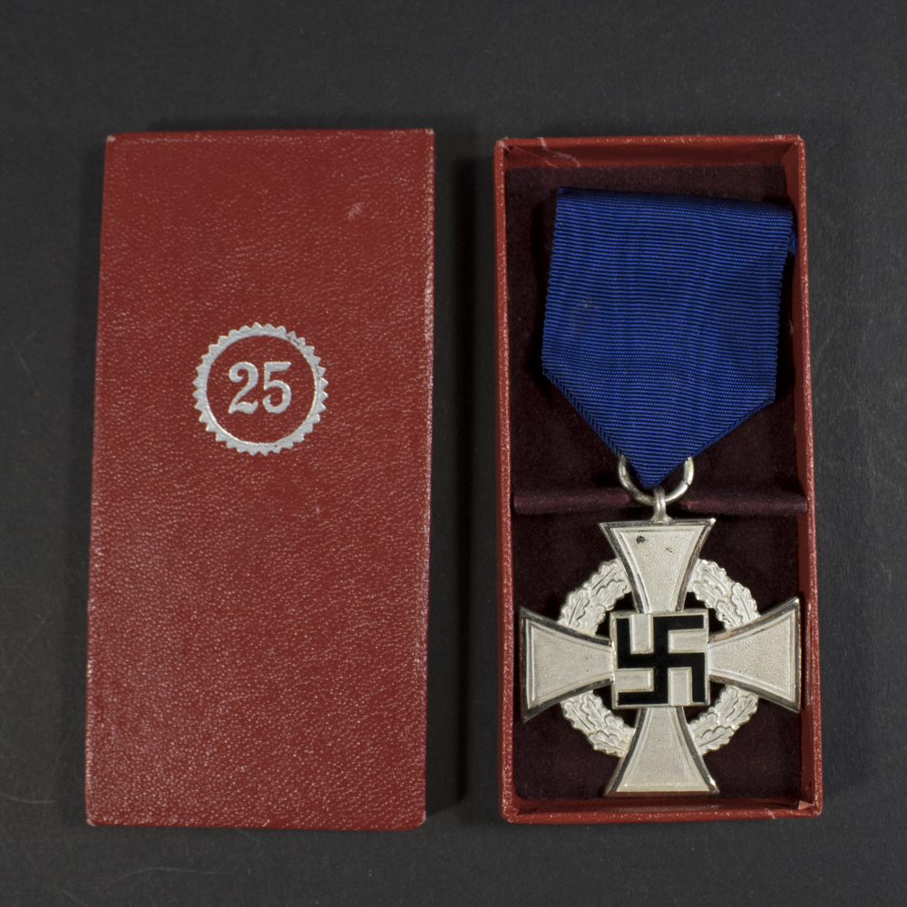 Overview of a WWII German Faithful Service Medal with its original case, showing the front and back of the medal side by side. The case is makered Wächtler und Lange on the inside