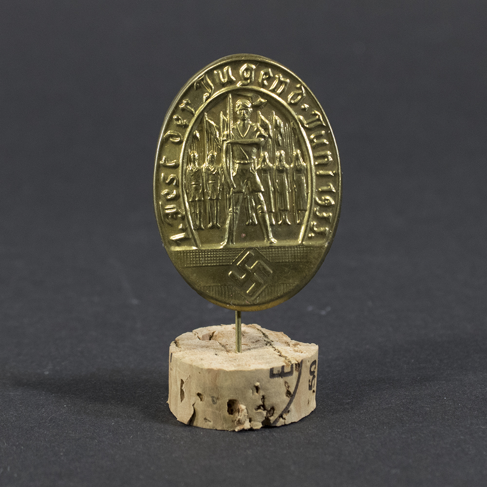 Overall view of a German World War II–era tinnie commemorating ‘1. Fest der Jugend 1933,’ showing the complete metal badge with its shape, design, and patina