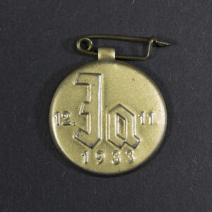 Overall view of a 1933 German election propaganda badge promoting a ‘JA’ vote, featuring pro‑Hitler symbolism from the national referendum period.