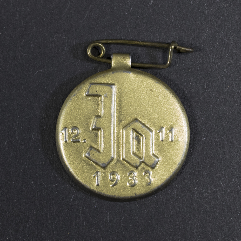 Overall view of a 1933 German election propaganda badge promoting a ‘JA’ vote, featuring pro‑Hitler symbolism from the national referendum period.