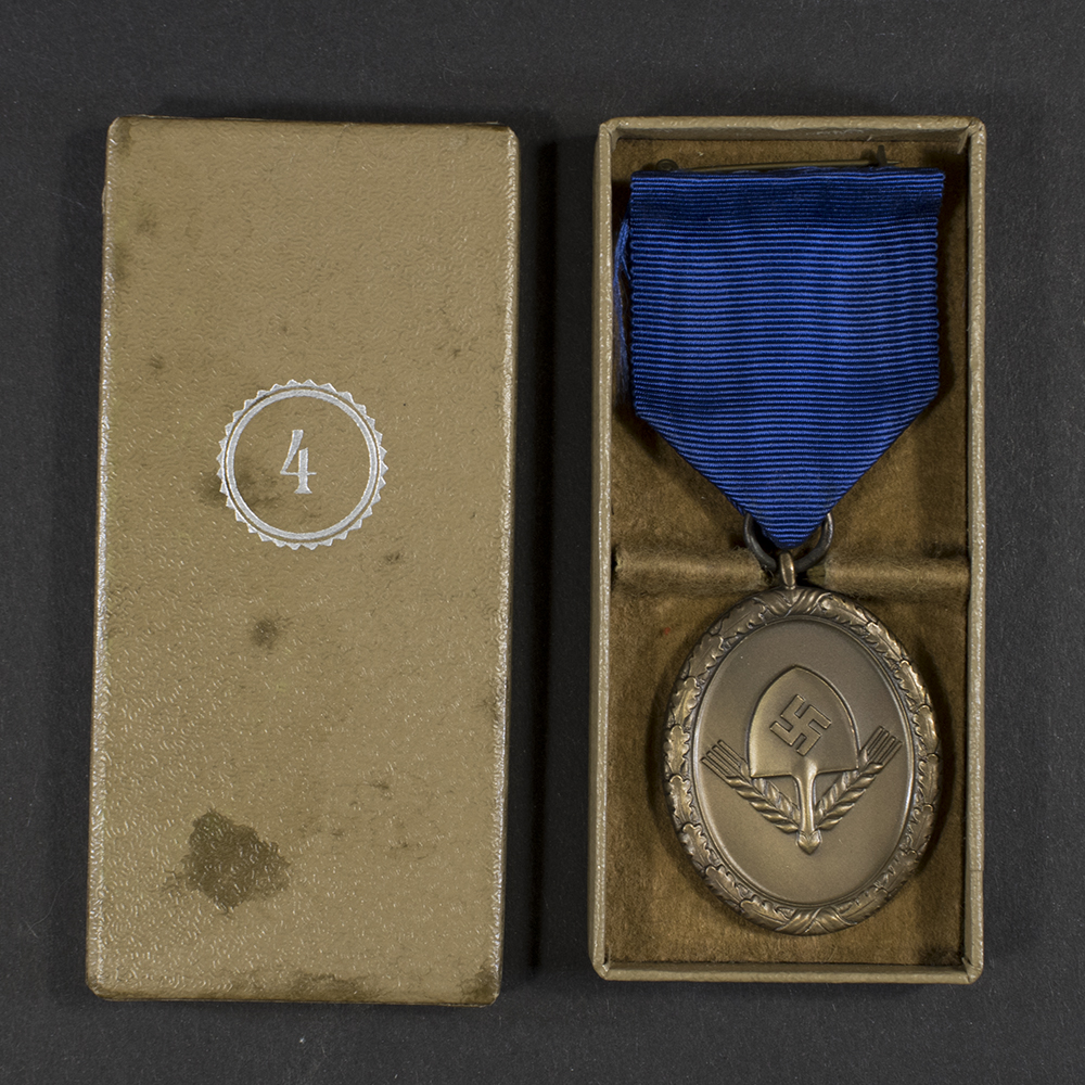 Close‑up of the open presentation case showing the front of the WWII German RAD 4‑year long service medal.