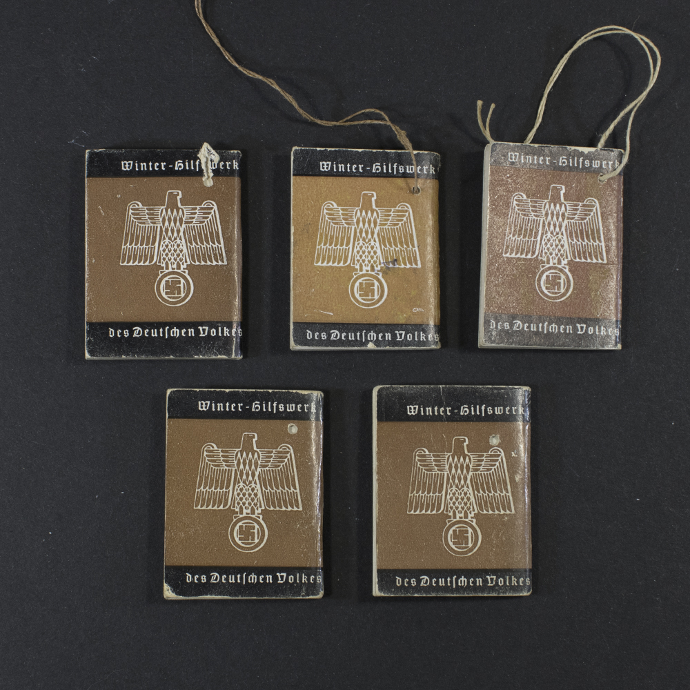 Back view of the Winterhilfswerk book set Der Führer mach geschichte.