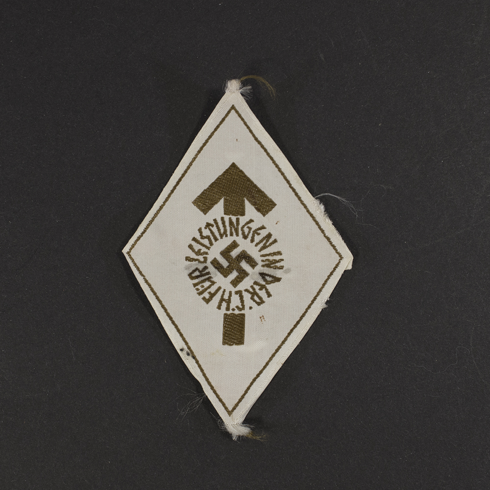 Overview of a WW2 German cloth Leistungsabzeichen patch for the bronze award.