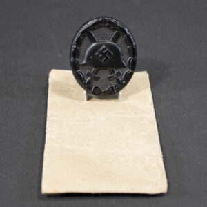 WW2 Black Wound Badge with maker marked bag overview showing badge and original packaging
