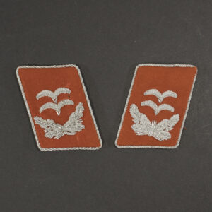 Front view of Luftwaffe Oberleutnant Flak collar tabs with red piping, silver embroidered gulls and oak leaf design