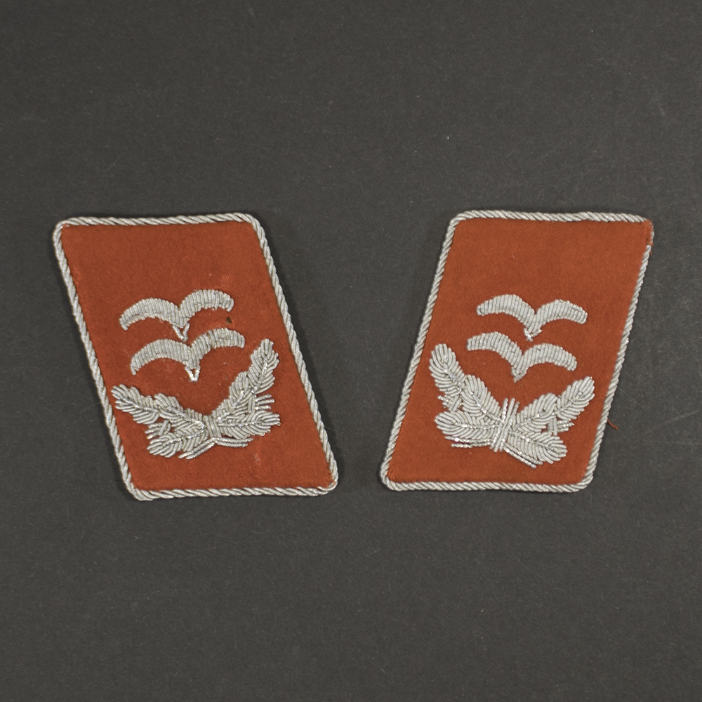 Front view of Luftwaffe Oberleutnant Flak collar tabs with red piping, silver embroidered gulls and oak leaf design