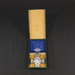 Overview of a German Police Long Service Award, 2nd Class (18 Years Service), displayed with its ribbon and presentation case.