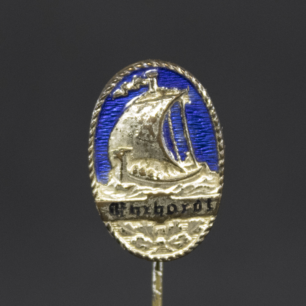 Detailed front view of the Marinebrigade Ehrhardt membership pin, highlighting the design, inscription, and overall condition of the badge.