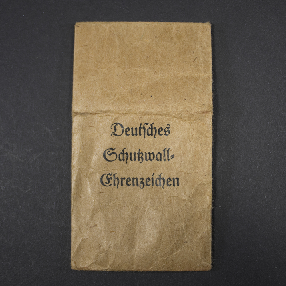 Front view of the original issue bag for a West Wall Medal, used to present the Deutsches Schutzwall-Ehrenzeichen.
