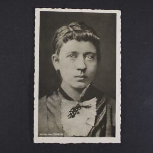 Black-and-white Photo-Hoffmann postcard featuring a portrait photograph of Klara Hitler. The image shows a formal head-and-shoulders portrait with the printed caption “Mutter des Führers” in the lower-left corner. The postcard has a decorative scalloped border and is presented in a real photograph format.
