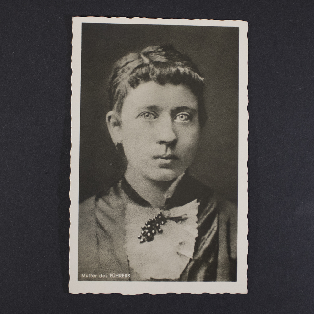 Black-and-white Photo-Hoffmann postcard featuring a portrait photograph of Klara Hitler. The image shows a formal head-and-shoulders portrait with the printed caption “Mutter des Führers” in the lower-left corner. The postcard has a decorative scalloped border and is presented in a real photograph format.