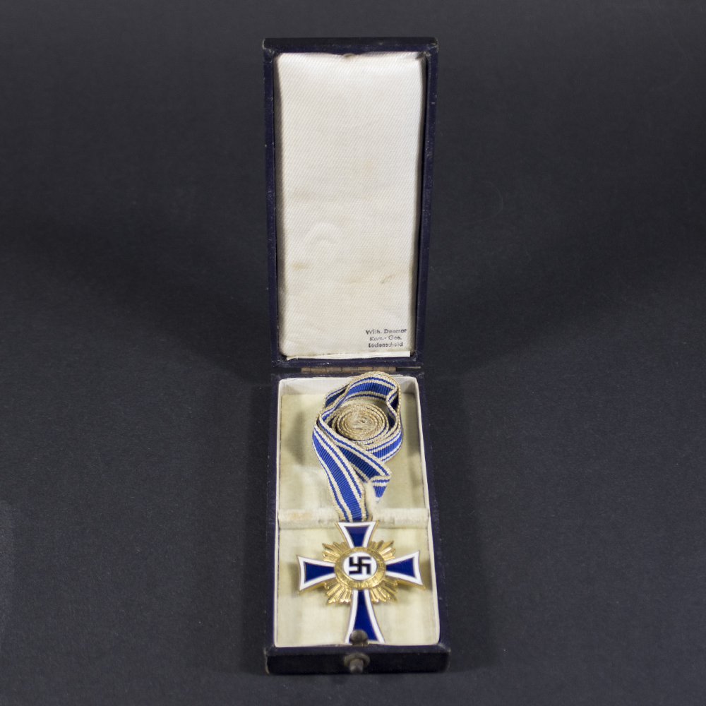 WWII German Cased Gold Mothers Cross Deumer set open in blue presentation case